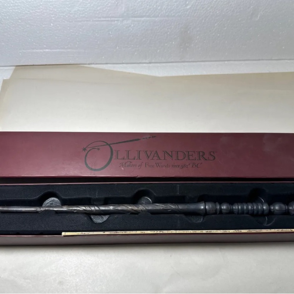 Universal Studios Olivanders interactive wand with map new